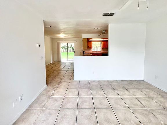 3rd image of 319 Autumn Dr