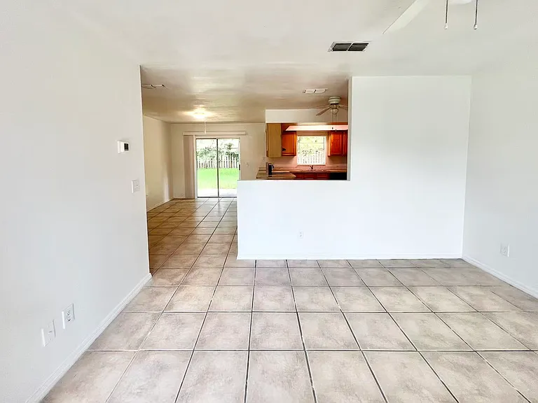 319 Autumn Dr — Photo 3