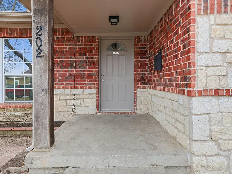 202 E Linda Dr — Photo 2