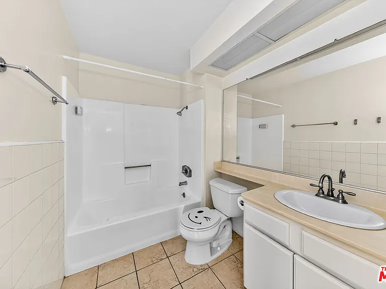 1118 Valencia St #310 — Photo 12