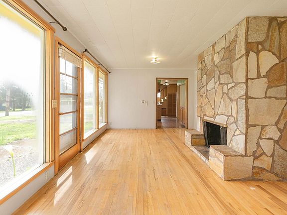 5th image of 33360 Ferry St