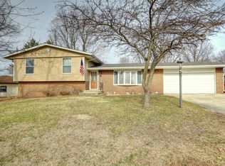 801 Crestview Ct, Monticello, IL 61856