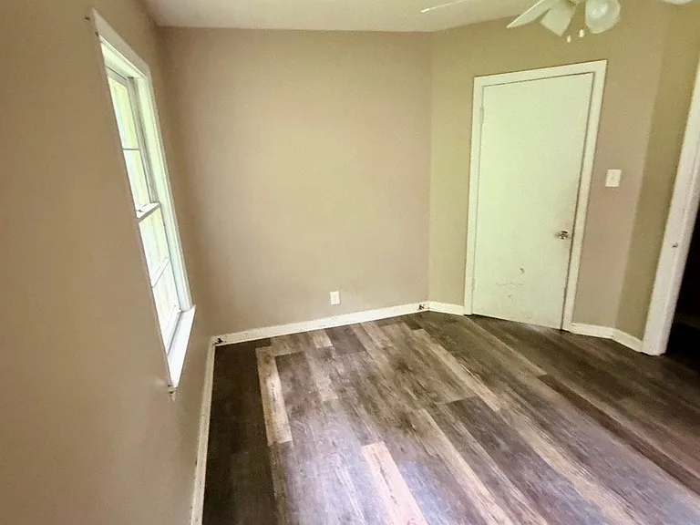 527 Englewood Dr — Photo 16