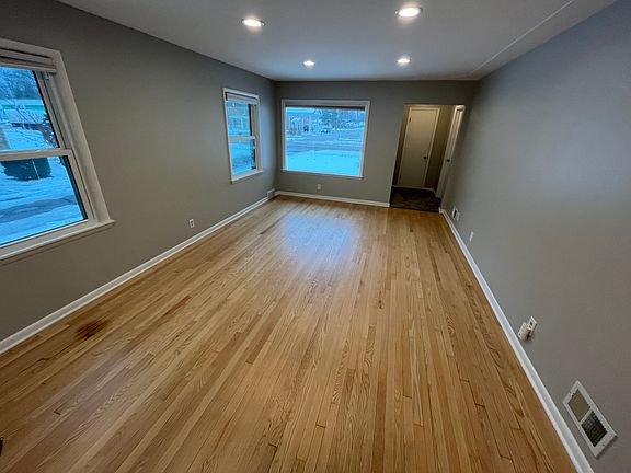 4th image of 24 E 32nd St