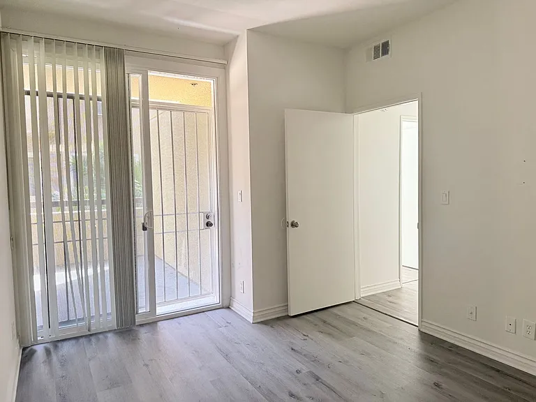 Perfectly situated 2 bedroom and 2 bathroom ! — Photo 13
