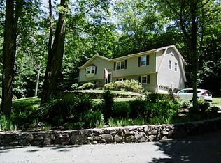 589 Luther Dr, Southbury, CT 06488