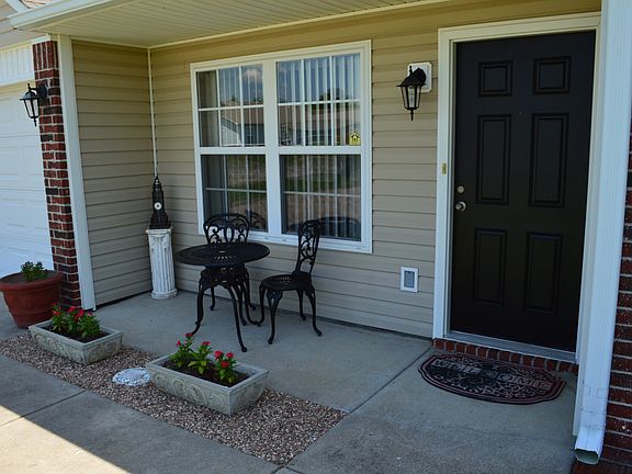 3rd image of 2106 Greenbrier Cir