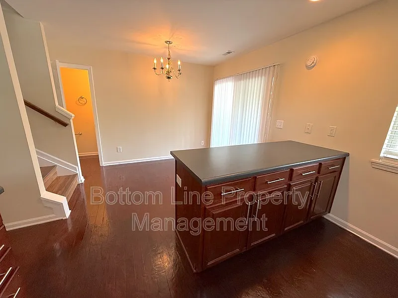 3 bed, 2.5 bath, 1565 sqft, $1,900 — Photo 4