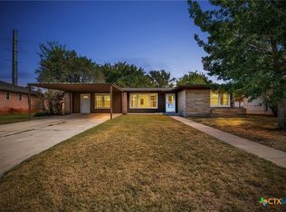 121 Hillcrest Dr, Luling, TX 78648