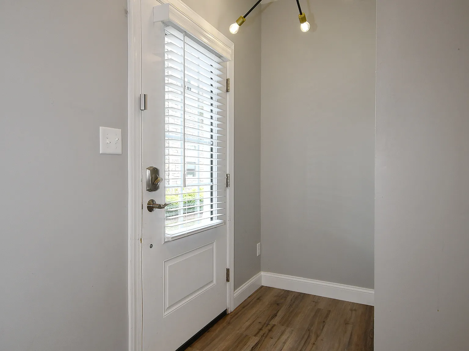 3 bed, 2349 sqft, $3,900 — Photo 2