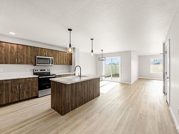 5th image of 10813 Rutland St