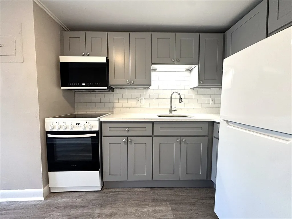 Studio, 1.0 bath, 399 sqft, $1,600 — Photo 1