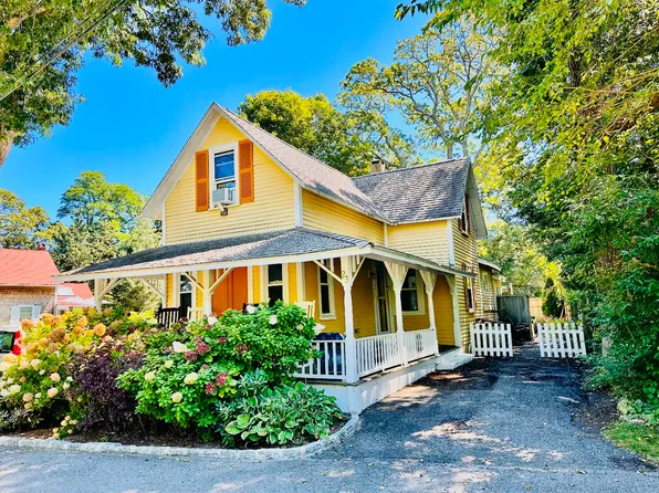23 Laurel Ave, Oak Bluffs, MA 02557