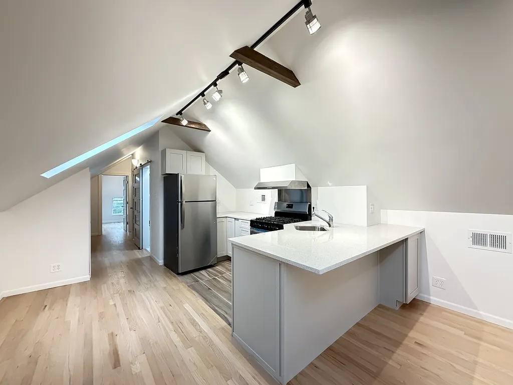 1 bed, 1000 sqft, $2,200 — Photo 3