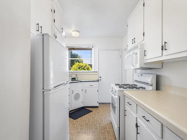 949 Park St — Photo 12