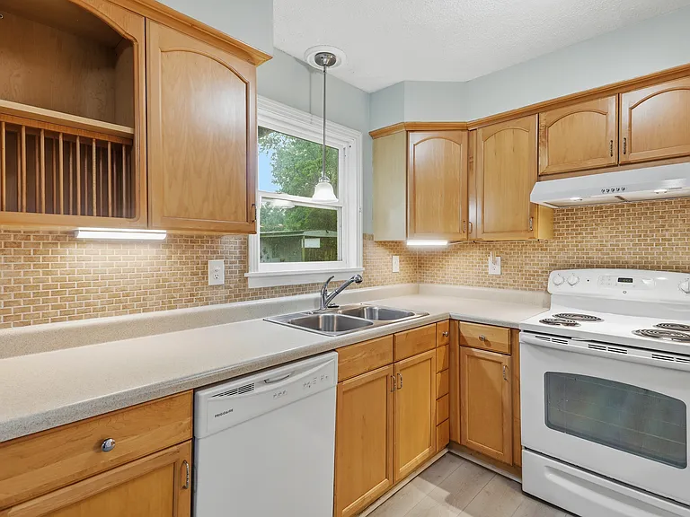 236 Lionel Rd — Photo 5