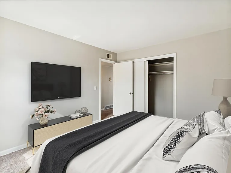 Jamestown Apartments & Townhomes — Photo 30