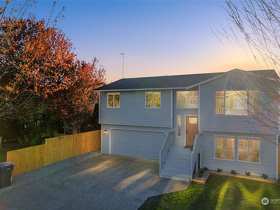 4th image of 10628 58th Drive NE