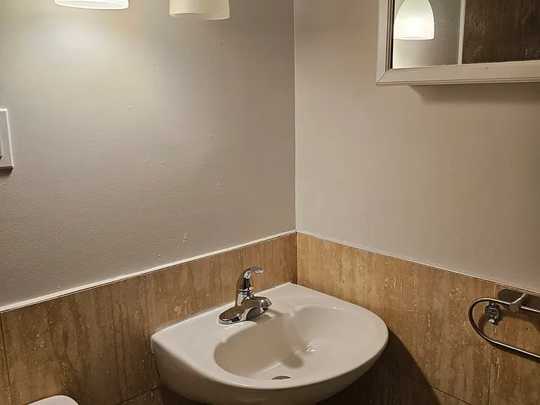 672 Jane St #LOWER LEVEL — Photo 2