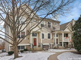 1043 Manchester Cir, Grayslake, IL 60030