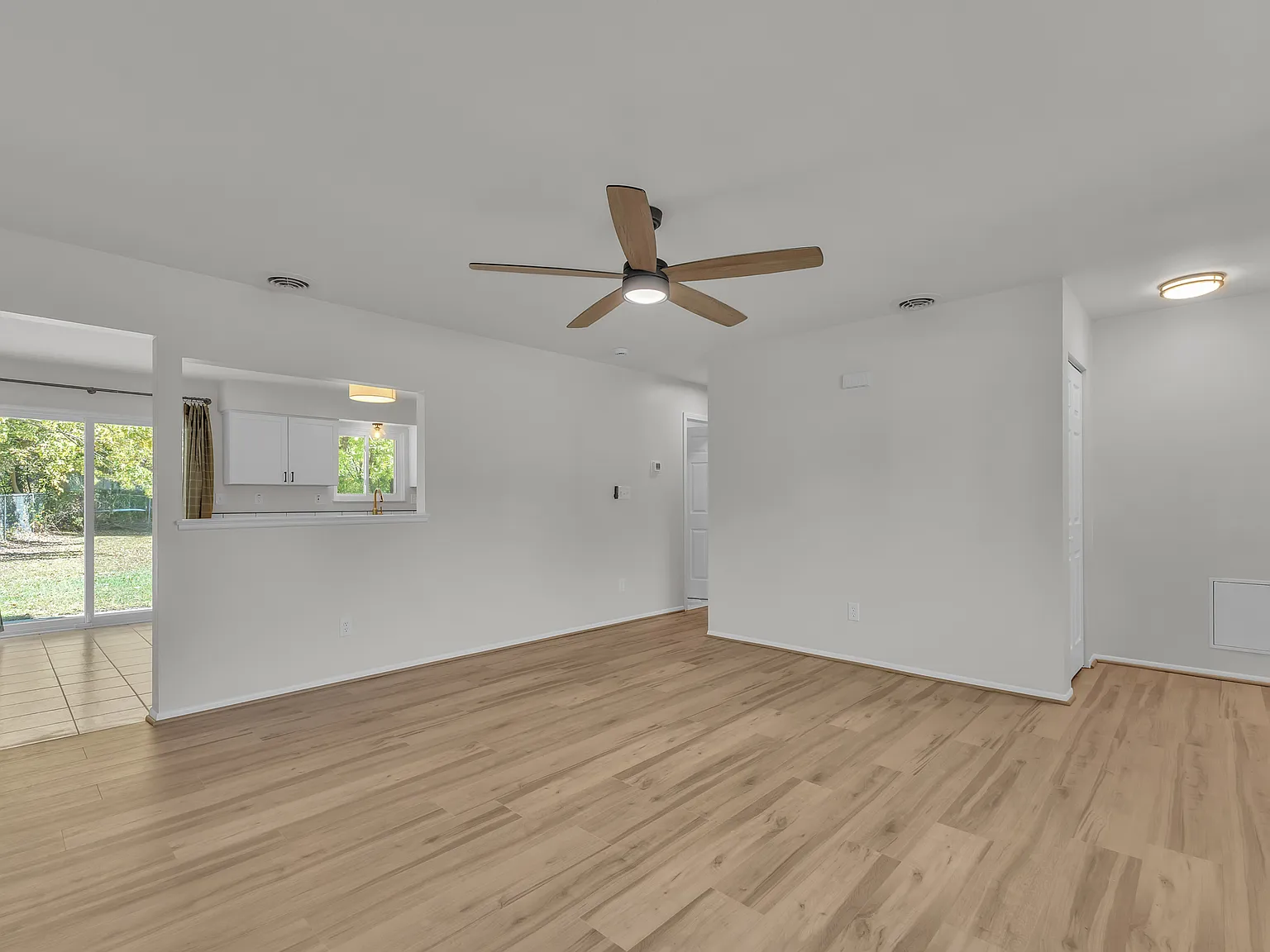 2 bed, 910 sqft, $1,600 — Photo 4