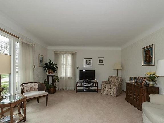 3rd image of 952 Newberry Ave