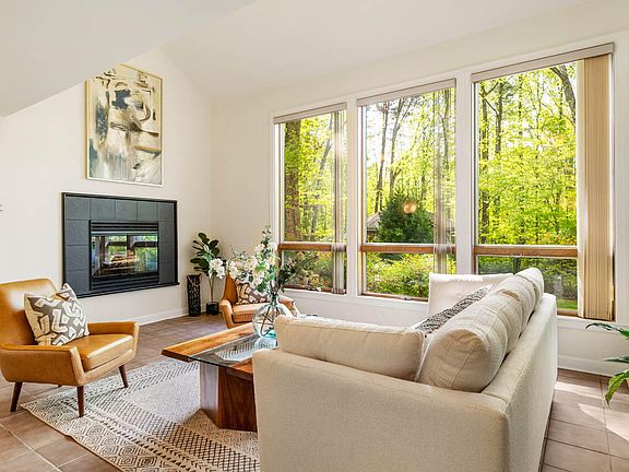 4th image of 2227 Graystone Ln