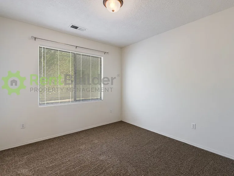 620 3rd St NE — Photo 25