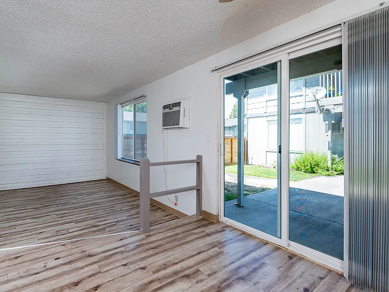 Sedona | One Bedroom Dining Room and Patio