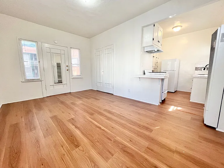 318 Temple Ave — Photo 3