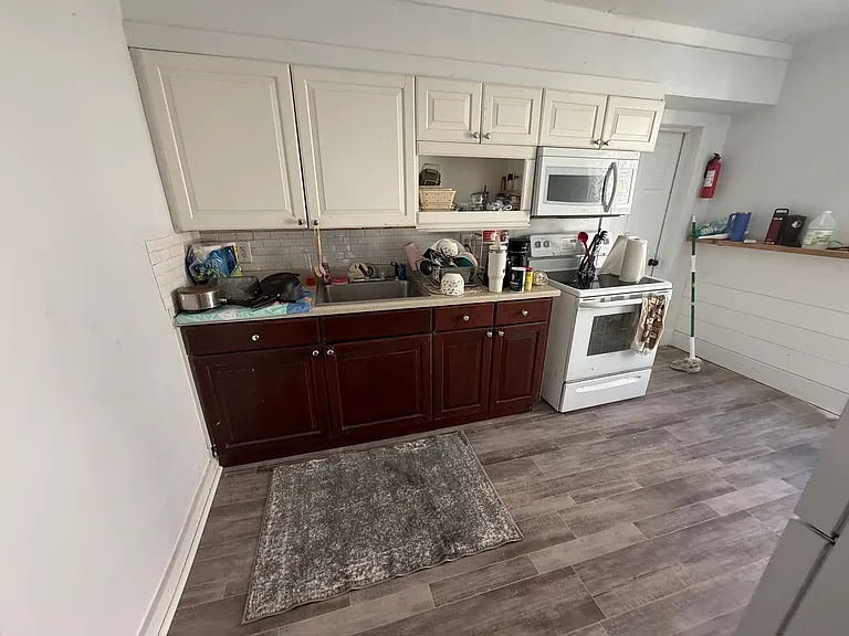 120 S Stewart Ave #B — Photo 2