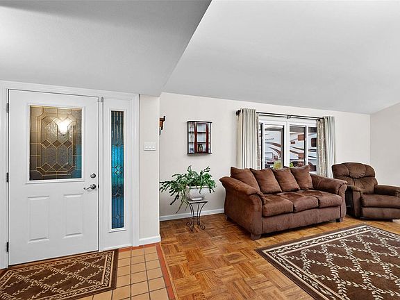 4th image of 12 Montauk Ct