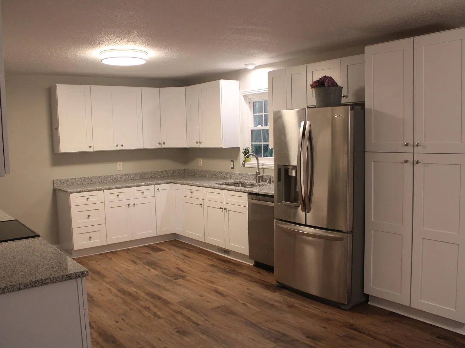 345 Leslie Rd — Photo 2