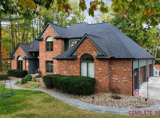 11556 Kings Knight Cir, Grand Blanc, MI 48439