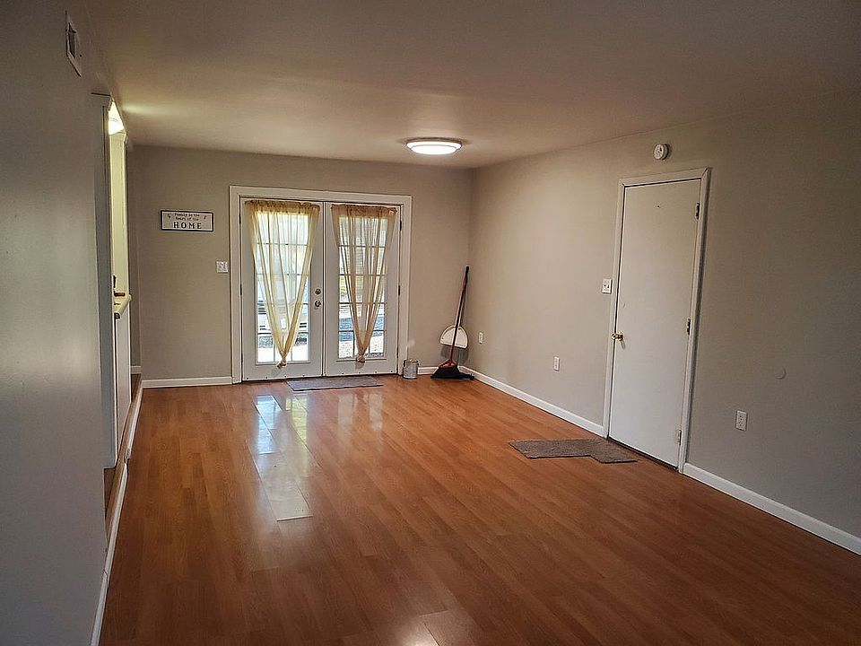 Living/dining combo room