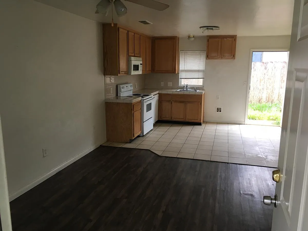 3 bed, 1000 sqft, $2,100 — Photo 4