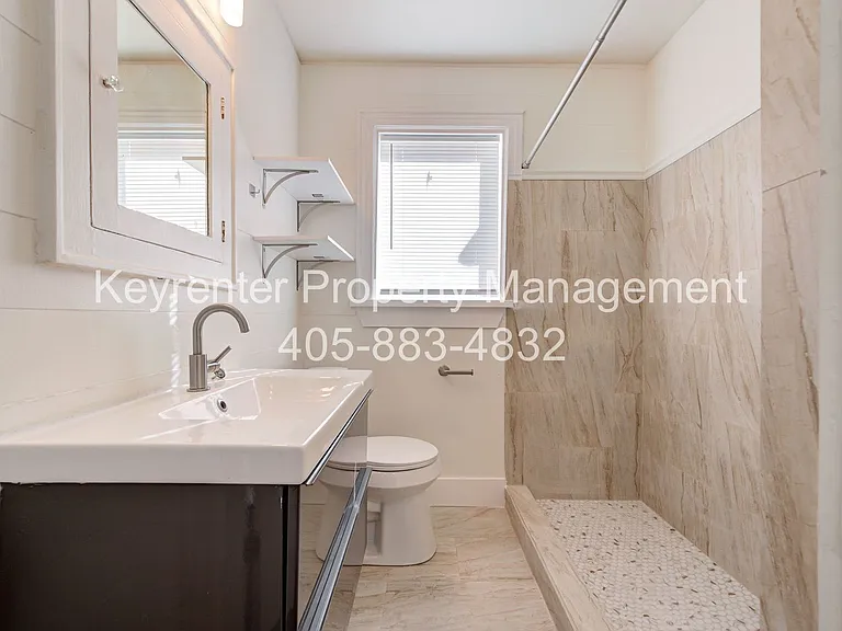 N Gatewood Ave Duplex — Photo 25