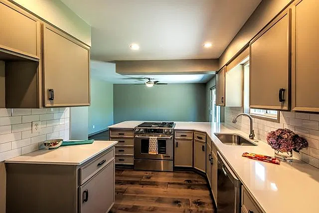 159 E Maple St — Photo 3