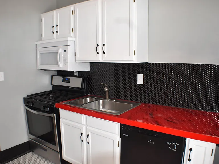 305 W 2nd St #2 — Photo 4