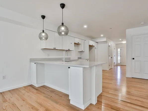 18 Forestedge Way, Manchester, NH 03102