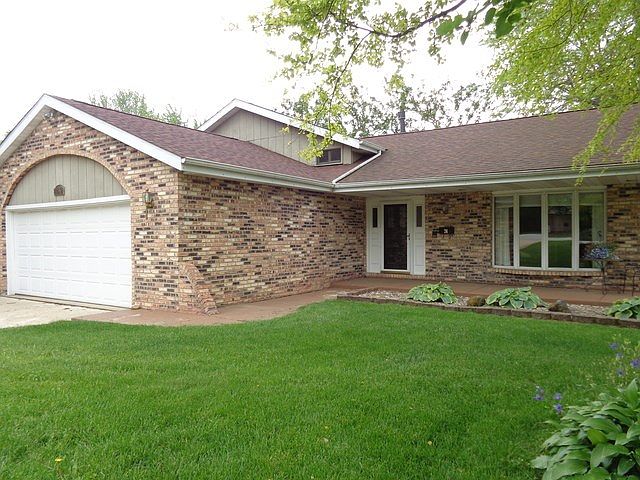 1st image of 24 Castle Coombe Dr