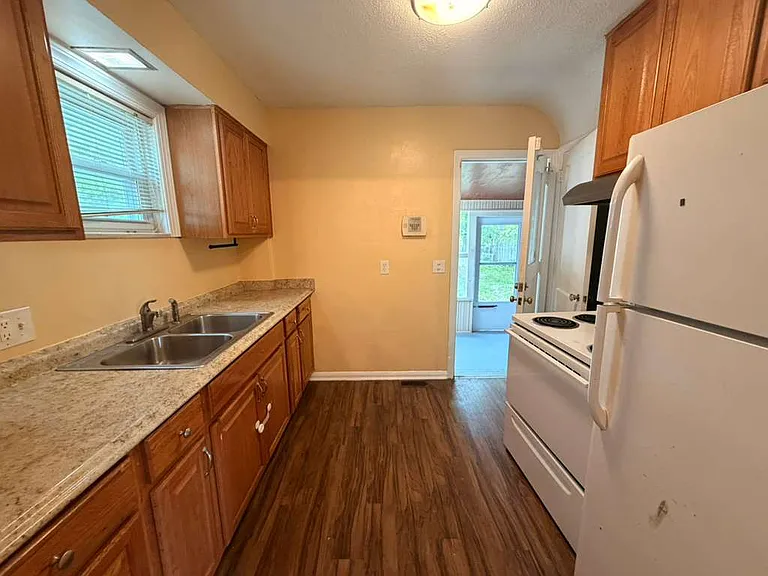 706 W Gramercy Ave — Photo 8