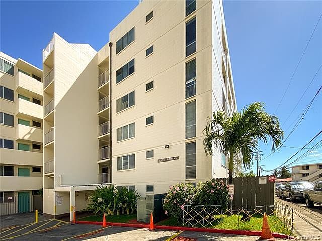 1555 Pohaku St main entrance