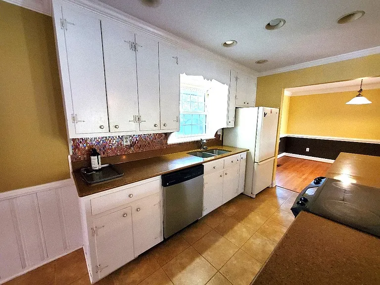 1601 Hopkins Dr — Photo 5