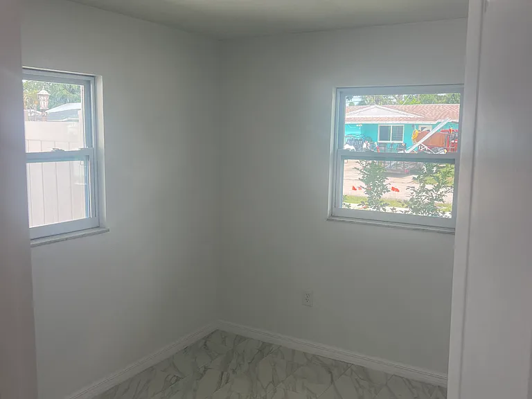 2319 Stratford Dr — Photo 8