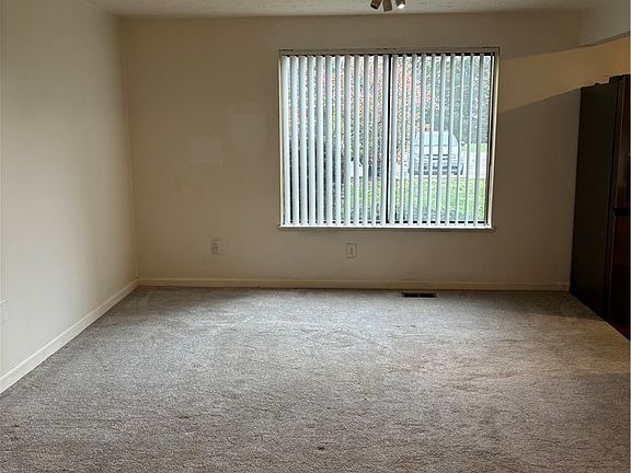 5th image of 216 Moore Rd #4T