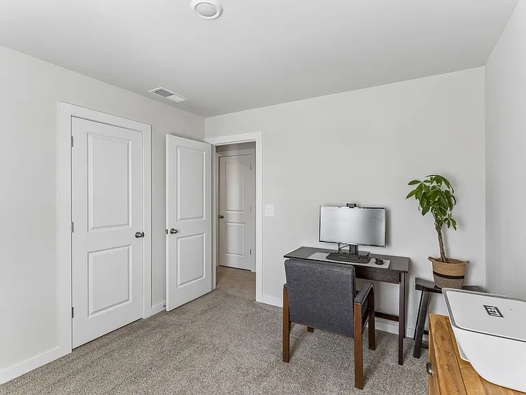 1735 Flora Grv — Photo 12