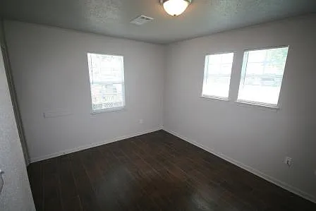 2505 Rose Dr — Photo 2
