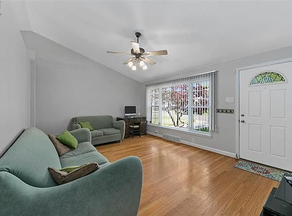 3rd image of 210 Jeanette Dr