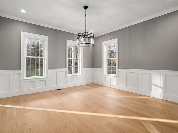 4th image of 560 Wachusett St